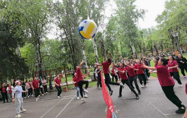 人在一起叫聚會(huì)，心在一起叫團(tuán)隊(duì)，工作日全力以赴，嗨皮時(shí)熱情奔放！一起成長(zhǎng)，一路向上，未來可期！